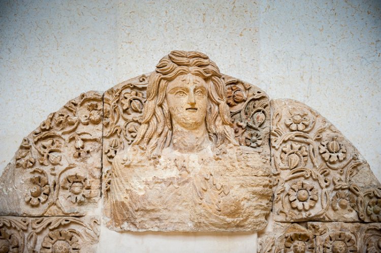 Bohyně Atargatis z chrámu Chirbet et-Tannur 2. st. n. l., Jordánské muzeum Ammán.